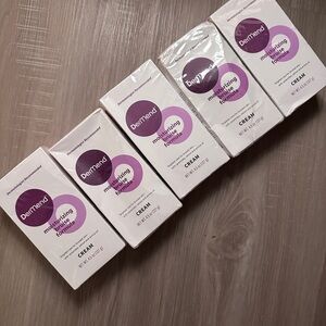 Moisturizing Formula Cream - Purple and White